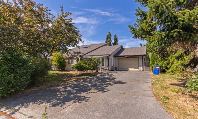 5191 Chetwynd Avenue, Richmond, 3 Bedrooms Bedrooms5191 Chetwynd Avenue, RichmondR-LYU093 0 ,2.5 BathroomsBathrooms,House,For Rent,5191 Chetwynd Avenue, Richmond,1132